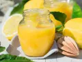 Un pot de lemon curd onctueux, prêt à être dégusté. Une recette simple pour un délice acidulé.