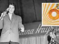 Junger Elvis Presley singt ins Mikrofon, daneben eine Sun Records Single mit "That's All Right".
