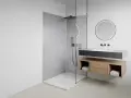 Salle de bain moderne avec douche à l'italienne, receveur discret, meuble vasque suspendu en bois et miroir lumineux.