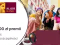 Alior Bank promocja za założenie konta: 1500 zł premii i 5% dla oszczędności. Uśmiechnięci młodzi ludzie siedzą na schodach.