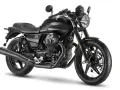 Czarny motocykl Moto Guzzi V7 Stone. Klasyczny design, mocny silnik V-twin. Poznaj moto guzzi v7 dane techniczne.