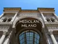 Elegancka fasada Galleria Vittorio Emanuele II w Mediolanie z napisem "MEDIO LAN MILANO".