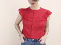 Chemise rouge à volants sur les épaules, inspirée d'un patron manche volant. Un style féminin et tendance.