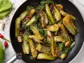 Verdure in padella, bok choy saltato con aglio, peperoncino e semi di sesamo, un piatto saporito e colorato.