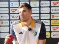 Daniel Dujshebaev w koszulce z herbem klubu, przed ścianką sponsorską z logo "Industria Kielce".