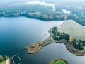 Malownicze jeziora i lasy, gdzie leżą Bory Tucholskie, jesienią zachwycają feerią barw. Widok z lotu ptaka.
