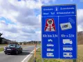 Znak drogowy w Austrii informuje o opłatach za autostrady i drogi szybkiego ruchu. Sprawdź e-winieta Austria cena dla pojazdów do i powyżej 3,5t.