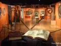 Wystawa w Pelplinie: zabytkowe pastorały i księgi, świadkowie historii katedry.