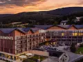Nowoczesny hotel Elements, jeden z najlepszych hoteli pięciogwiazdkowych w Polsce, otoczony malowniczymi górami o zachodzie słońca.