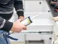 Czym skleić silikon? Najlepsze kleje i sprawdzone metody klejenia