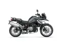 Szary motocykl BMW F 750 GS, gotowy na przygodę. Poznaj jego dane techniczne i ruszaj w drogę!
