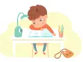 Smutny chłopiec przy biurku, z nosem w książce. Jak rozwiązać problem, gdy 17 latek nie chce chodzić do szkoły?