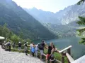 Turyści podziwiający Morskie Oko. Cennik wstępu do Tatrzańskiego Parku Narodowego jest dostępny online.