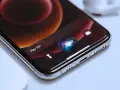 En iPhone visar "Hey Siri" och Siri-ikonen, redo att aktivera röstassistenten.