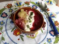 Pyszny przepis na barszcz czerwony z ziemniakami, podany z kleksem śmietany i posypany szczypiorkiem. Idealny na chłodne dni.