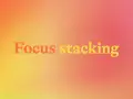 Napis "Focus stacking" na tle gradientu od pomarańczowego do różowego. Technika ta pozwala uzyskać ostrość na całym zdjęciu.