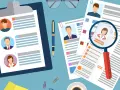Curriculum vitae e profili di candidati, con una lente d'ingrandimento che esamina i requisiti per uno studente lavoratore.