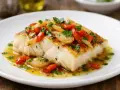 Bacalao con verduras, un plato principal jugoso y lleno de sabor, con trozos de pimiento rojo y cebolla salteados, adornado con perejil fresco.