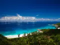 Zanzibar jaki ocean? Błękitne wody Oceanu Indyjskiego oblewają rajską plażę z białym piaskiem, otoczoną bujną zielenią.