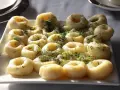 Pyszne kluski śląskie z koperkiem, idealne, gdy zastanawiasz się, co zrobić z ugotowanych ziemniaków.