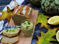 Pesto z karczocha idealne na jesienne kanapki. Podane z chlebem, cytryną i karczochami.