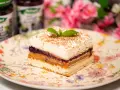 Pyszne ciasto 3 bit, idealne na prosty przepis. Warstwy kremu, dżemu i biszkoptów, udekorowane miętą i czekoladą.