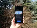 Telefon z systemem Android 15 gotowy do aktualizacji. Widać ekran z informacją o poprawkach stabilności i bezpieczeństwa.