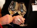 Deux verres de pinot gris "Sainte Joie" levés pour un toast.