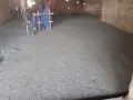 Chantier en cours : une dalle chaux chanvre fraîchement coulée, prête à accueillir le chauffage au sol.