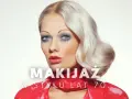 Kobieta z blond falowanymi włosami i wyrazistym makijażem oczu w stylu lat 70. Czerwona apaszka i sukienka.