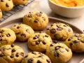 Saftige Schoko-Cookies, perfekt für jedes Cookies Rezept. Auf einem Teller und Gitterrost arrangiert, mit einer Schüssel Kürbispüree im Hintergrund.