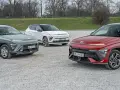 Trzy nowe Hyundai Kona w różnych kolorach: zielonym, białym i czerwonym. Sprawdź aktualną hyundai kona cena i wybierz swój wymarzony model.