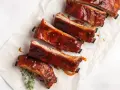 Costillas a la miel, jugosas y glaseadas, listas para disfrutar. Un manjar irresistible.