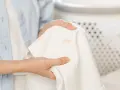 Jak uratować zafarbowaną białą bluzkę - skuteczne sposoby na plamy