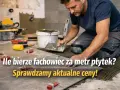Fachowiec układa płytki, sprawdzamy, ile kosztuje kładzenie płytek za metr. Narzędzia i materiały budowlane w tle.