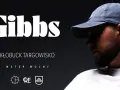 Gibbs w czapce, z zarostem, zapowiada wydarzenie "Kłobuck Targowisko". Ile lat ma Gibbs? Tego nie wiemy, ale na pewno jest gotowy na występ.