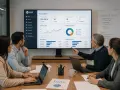 Equipo revisa métricas de ventas en pantalla, discutiendo opciones de proveedores de software ERP.