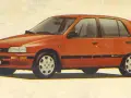 Czerwony Daihatsu Charade z lat 90. na tle jasnego, lekko zszarzałego papieru.