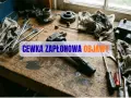 Narzędzia i części samochodowe na drewnianym stole. Widoczna cewka zapłonowa objawy awarii.
