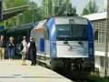 Pasażerowie czekają na pociąg PKP Intercity, gotowi do podróży z biletem wakacyjnym.