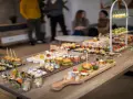 Stół pełen pysznych finger food: mini burgery, koreczki, przekąski w pucharkach. Idealne na imprezę!