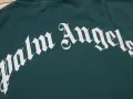 Zielona koszulka Palm Angels z białym, stylizowanym napisem.
