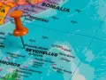 Pomarańczowa pinezka wskazuje Seszele, archipelag na Oceanie Indyjskim, na wschód od Kenii i Somalii.