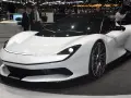 Biały Pininfarina Battista prezentowany na wystawie, z czarnym dachem i detalami.