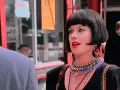 Melanie Griffith in un film, con un taglio di capelli a caschetto e un look audace.