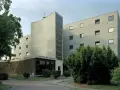 La Fondation Suisse, une œuvre de Le Corbusier à Paris, avec sa façade incurvée et ses fenêtres carrées, se dresse fièrement.