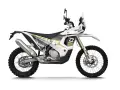 Biało-złoty motocykl Kove 450 Rally z owiewką i oponami terenowymi.