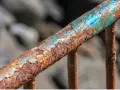 Jaką farbę na rdzę ogrodzenie wybrać, aby uniknąć problemów?