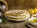 Fladenbrot, frisch gebacken ohne Backofen, mit Knoblauch, Rosmarin und Zitrone. Perfekt für ein schnelles, leckeres Gericht.