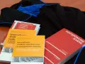 Książki o prawie karnym i togi prawnicze. Wiedza o prawach przysługujących oskarżonemu w sądzie jest kluczowa.